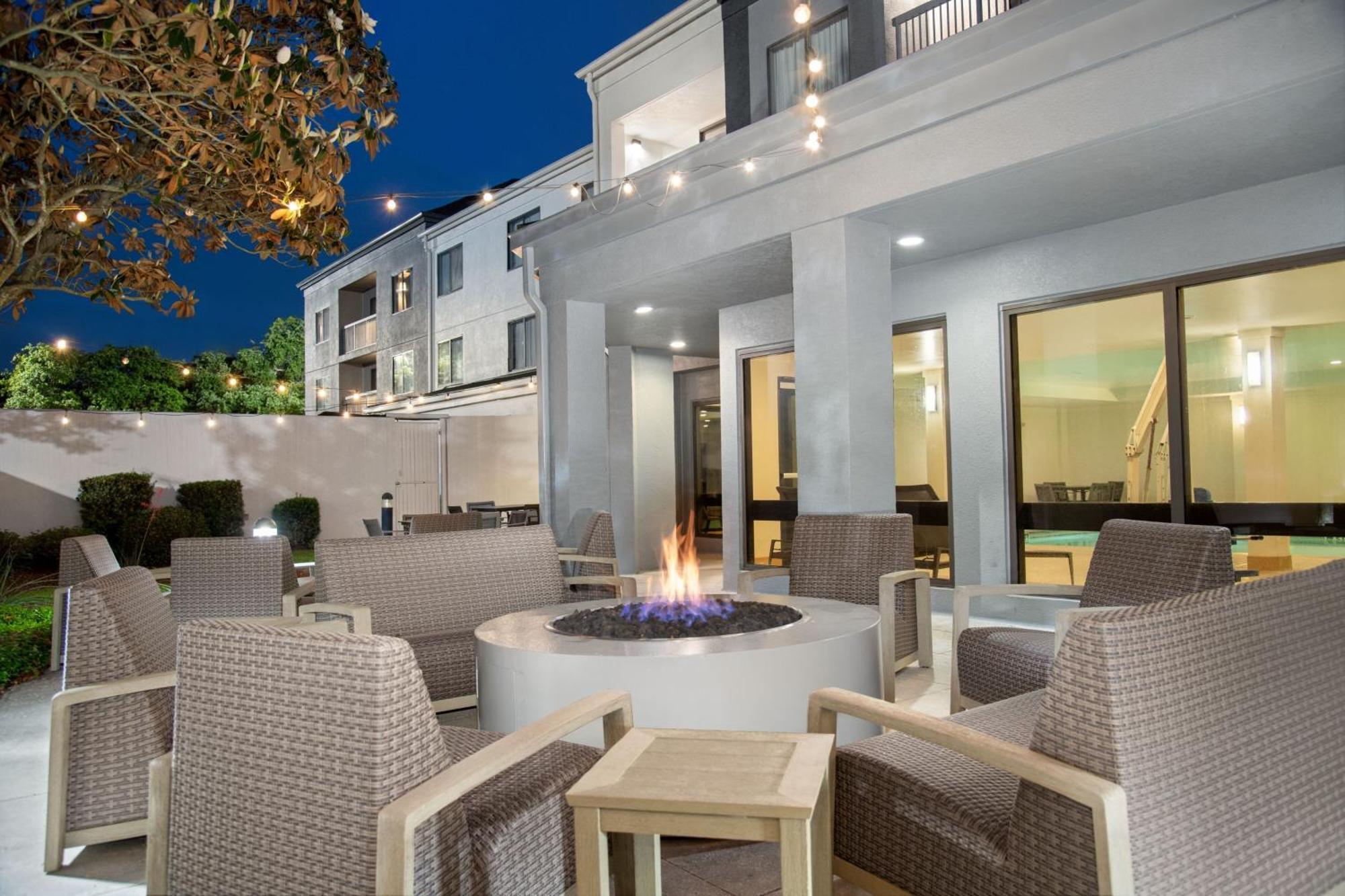 Courtyard Lafayette Airport Hotel Bagian luar foto