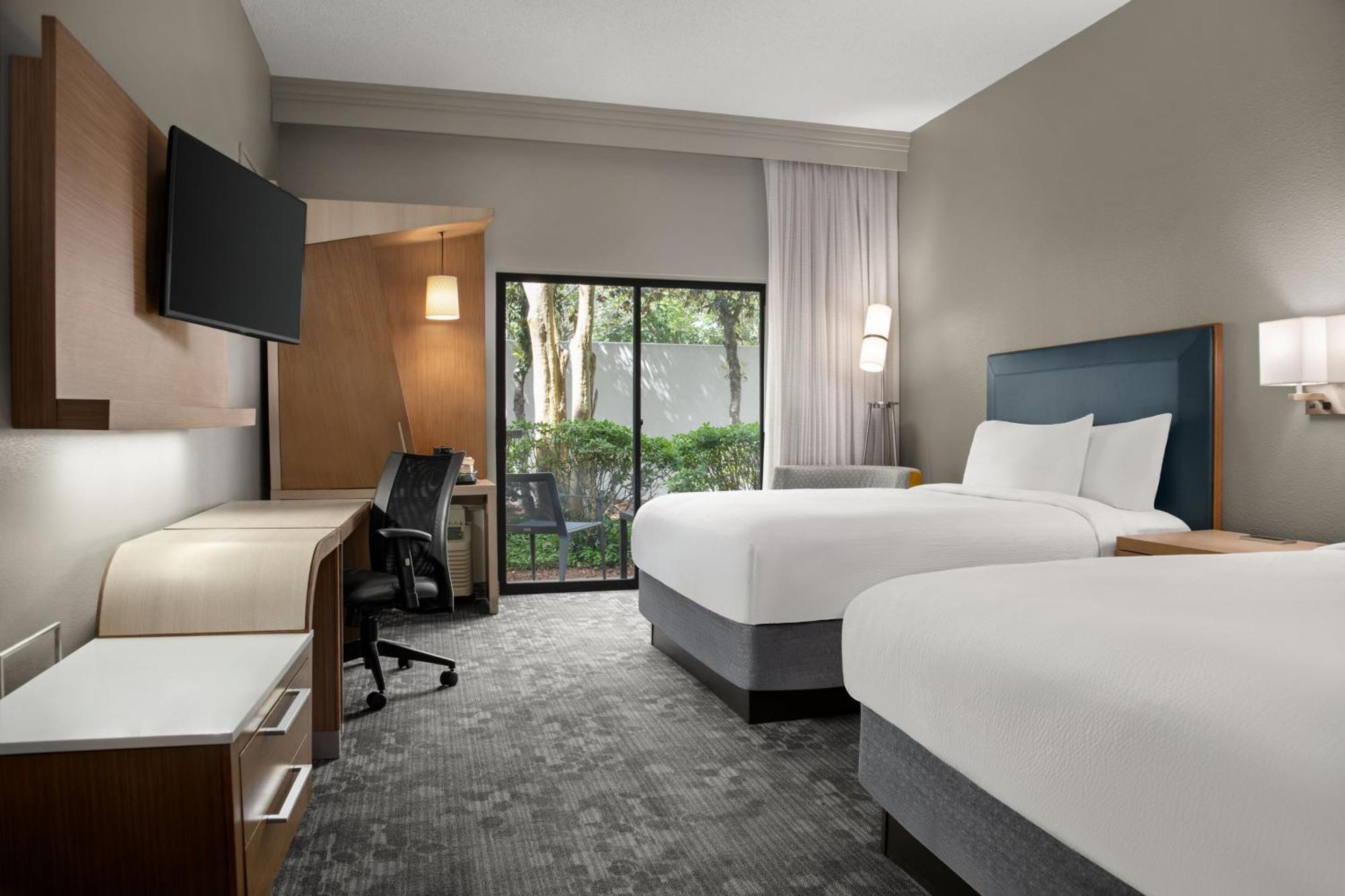 Courtyard Lafayette Airport Hotel Bagian luar foto