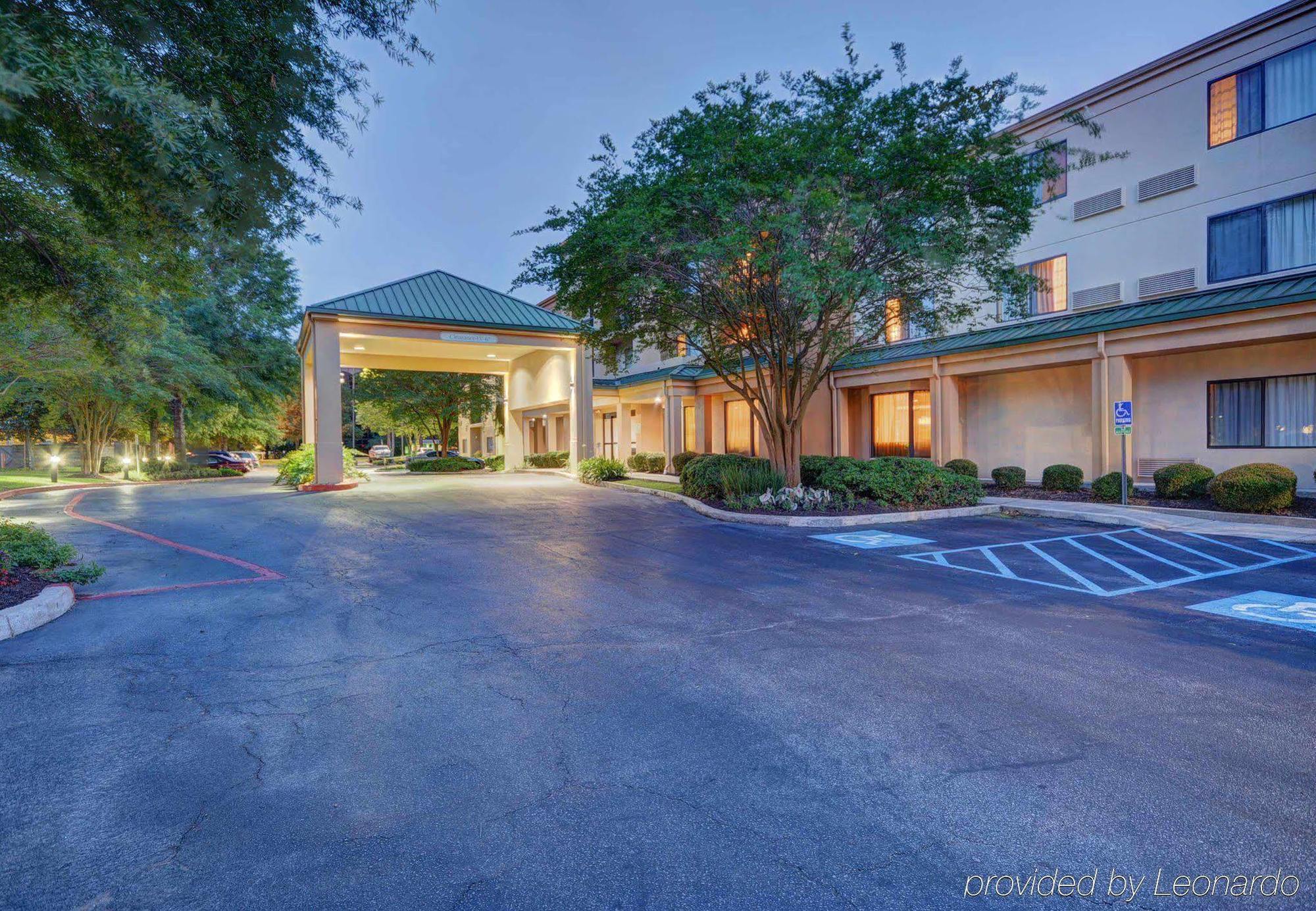 Courtyard Lafayette Airport Hotel Bagian luar foto