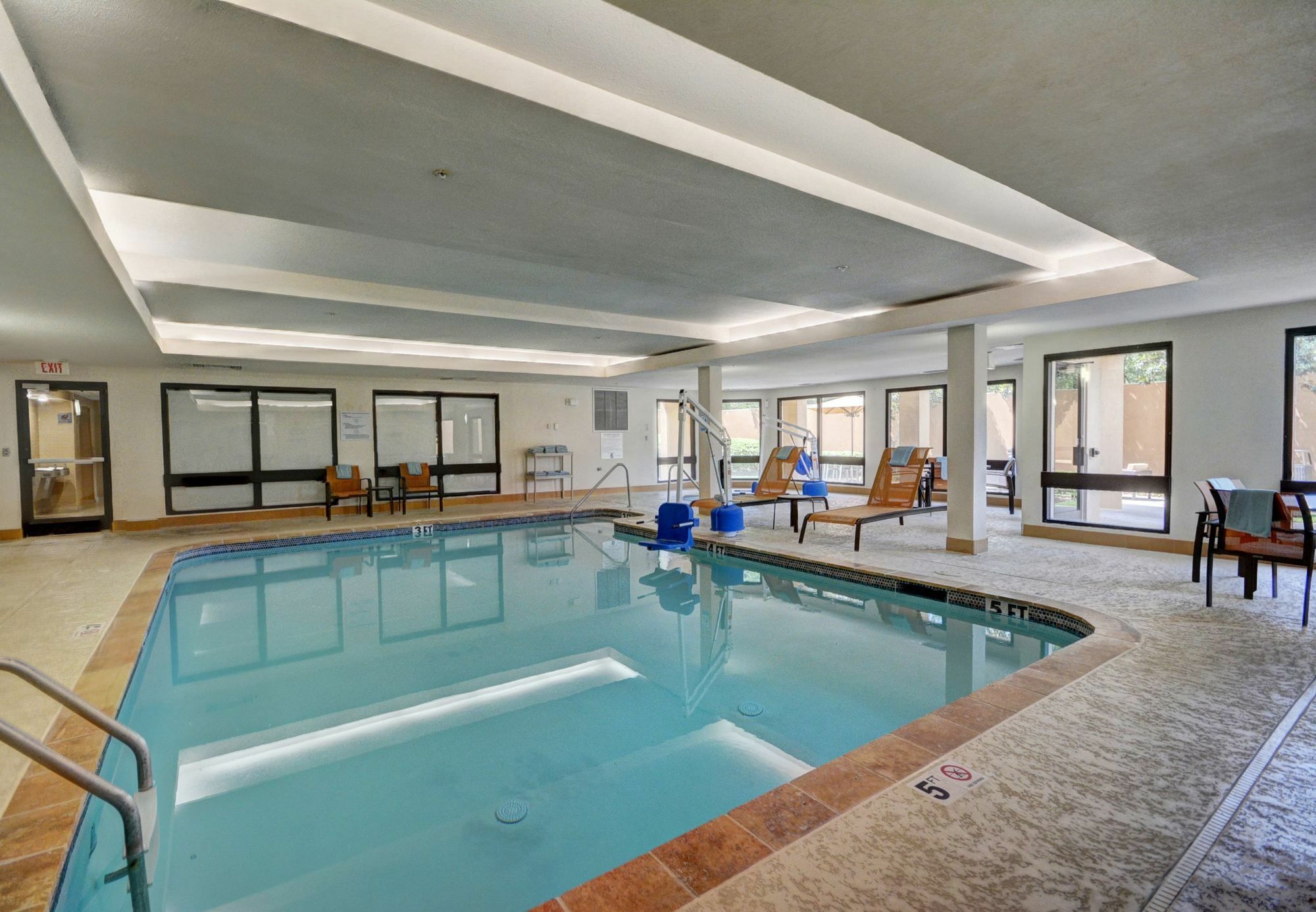 Courtyard Lafayette Airport Hotel Bagian luar foto