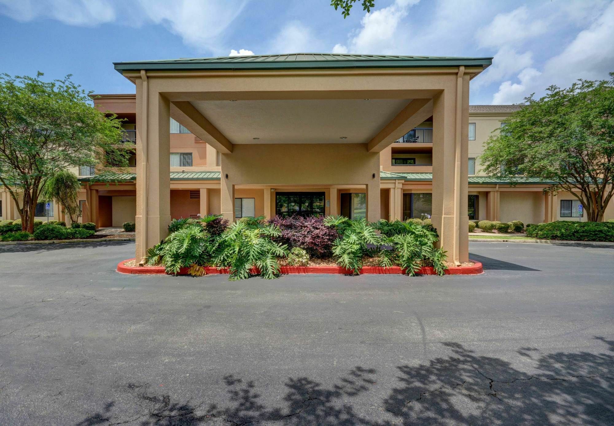 Courtyard Lafayette Airport Hotel Bagian luar foto