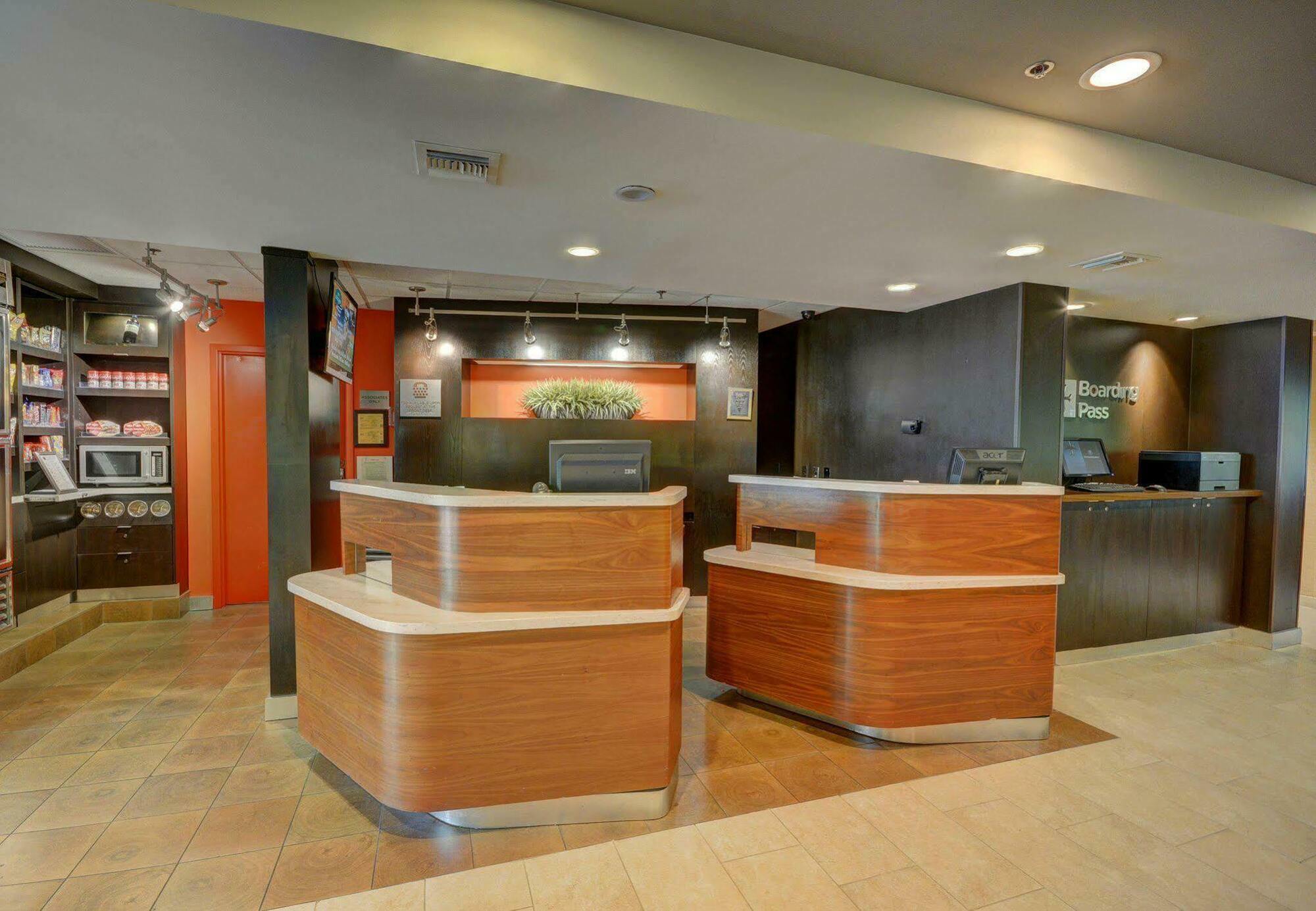 Courtyard Lafayette Airport Hotel Bagian luar foto
