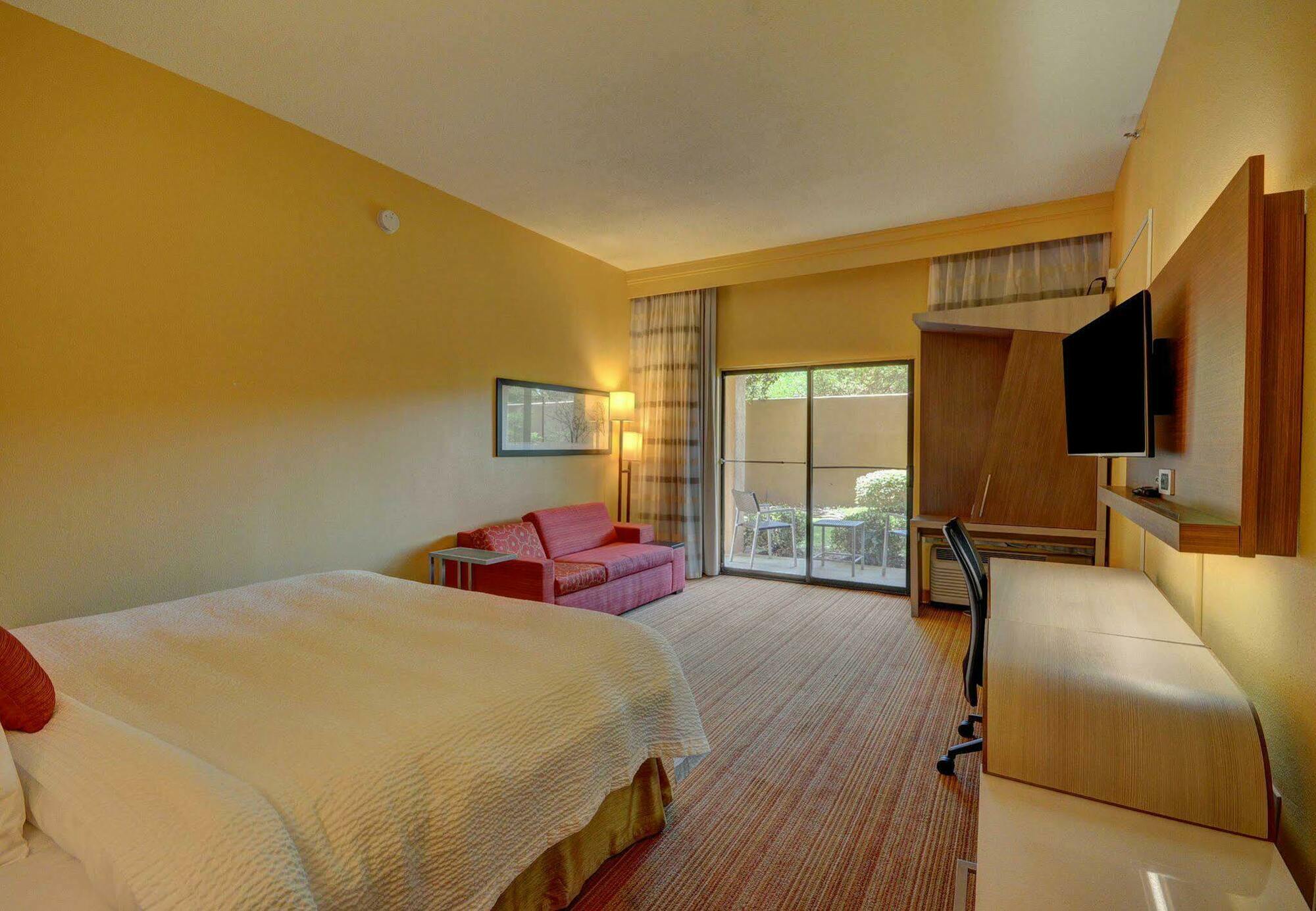 Courtyard Lafayette Airport Hotel Bagian luar foto
